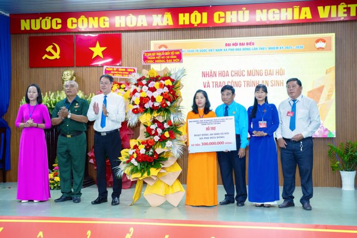 Ông Nguyễn Thành Trung – Thành ủy viên, Phó Chủ tịch Ủy ban MTTQ Việt Nam Thành phố, Chủ tịch Hội Nông dân Thành phố Hồ Chí Minh, Tổ trưởng Tổ công tác số 4 tặng hoa và trao biểu trưng số tiền 300.000.000 đồng của Ủy ban MTTQ Việt Nam Thành phố hỗ trợ Ủy ban MTTQ Việt Nam xã Phú Hòa Đông thực hiện công tác an sinh xã hội, chăm lo cho người dân có hoàn cảnh khó khăn trên địa bàn xã.