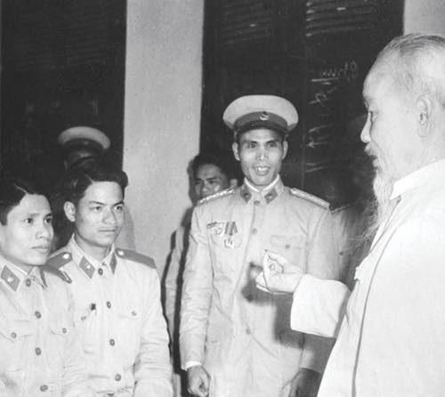 Lời Bác Hồ dạy ngày này năm xưa ngày 22 tháng 10 năm 1966 Đối với những người có thành tích phải khen thưởng đối với những người mắc sai lầm thì phải phê bình kiểm thảo giúp họ sửa chữa Khi cần thiết thì phải thi hành kỷ luật nghiêm minh đúng mức
