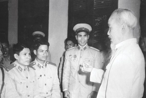 Lời Bác Hồ dạy ngày này năm xưa ngày 22 tháng 10 năm 1966 Đối với những người có thành tích phải khen thưởng đối với những người mắc sai lầm thì phải phê bình kiểm thảo giúp họ sửa chữa Khi cần thiết thì phải thi hành kỷ luật nghiêm minh đúng mức