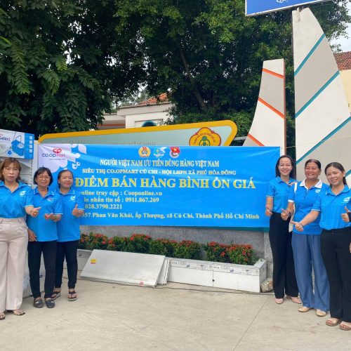 Hội Liên hiệp Phụ nữ xã Phú Hòa Đông phối hợp siêu thị Coopmart bán hàng lưu động hưởng ứng cuộc vận động Người Việt Nam ưu tiên dùng hàng Việt Nam