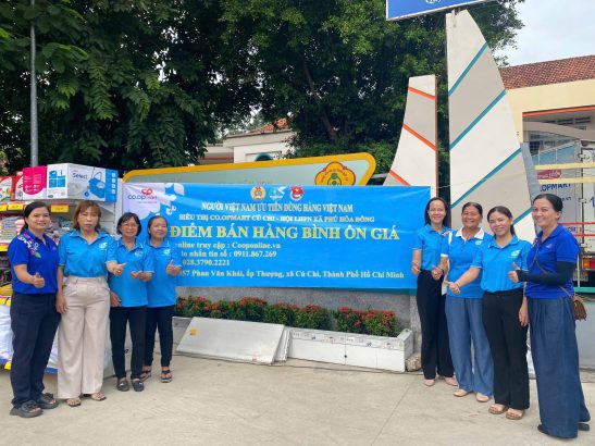 Hội Liên hiệp Phụ nữ xã Phú Hòa Đông phối hợp siêu thị Coopmart bán hàng lưu động hưởng ứng cuộc vận động Người Việt Nam ưu tiên dùng hàng Việt Nam