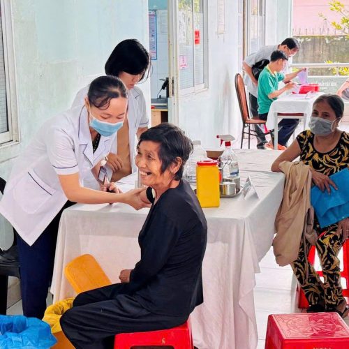 Khám sức khỏe khám mắt và tặng cháo dinh dưỡng cho người cao tuổi