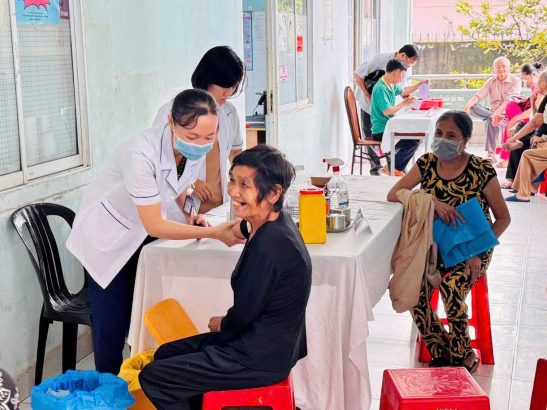 Khám sức khỏe, khám mắt và tặng cháo dinh dưỡng cho người cao tuổi
