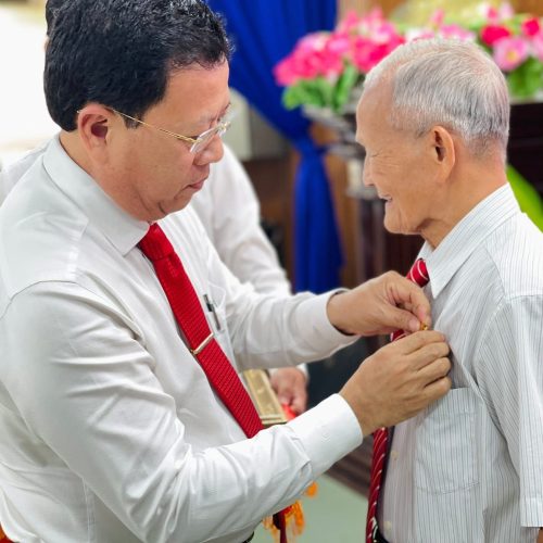 Đảng ủy xã Phú Hòa Đông tổ chức Lễ trao Huy hiệu Đảng đợt ngày 07 tháng 11 năm 2025