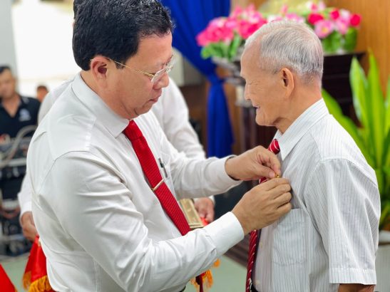 Đảng ủy xã Phú Hòa Đông tổ chức Lễ trao Huy hiệu Đảng đợt ngày 07 tháng 11 năm 2025
