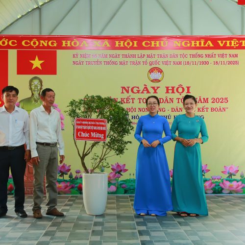 Ngày hội Đại đoàn kết dân tộc năm 2025 với chủ đề 8220Ngày hội non sông 8211 Dân tộc kết đoàn8221 ấp Phú Hòa xã Phú Hòa Đông