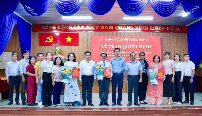 Đảng ủy xã Phú Hòa Đông tổ chức Lễ trao Quyết định thành lập Chi bộ Trạm Y tế xã và chỉ định chi ủy nhiệm kỳ 2025 8211 2030