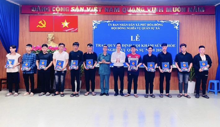 Hội đồng Nghĩa vụ Quân sự xã Phú Hòa Đông Thành phố Hồ Chí Minh tổ chức Lễ trao Quyết định gọi công dân khám sức khỏe nghĩa vụ quân sự năm 2026