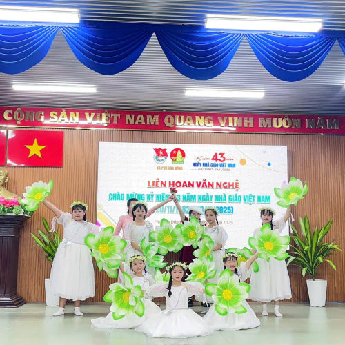 Đoàn thanh niên xã tổ chức Liên hoan văn nghệ chào mừng Ngày Nhà giáo Việt Nam 2011