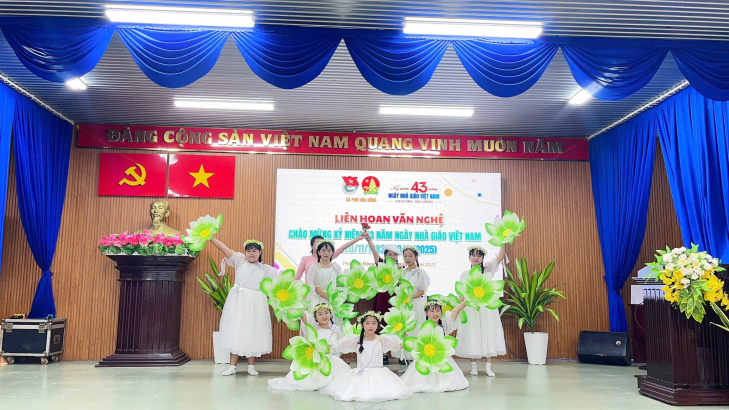 Đoàn thanh niên xã tổ chức Liên hoan văn nghệ chào mừng Ngày Nhà giáo Việt Nam 2011