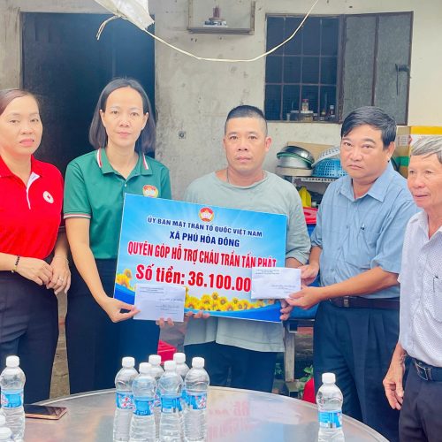 Thăm hỏi hỗ trợ học sinh có hoàn cảnh khó khăn trên địa bàn xã