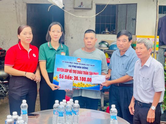 Thăm hỏi, hỗ trợ học sinh có hoàn cảnh khó khăn trên địa bàn xã