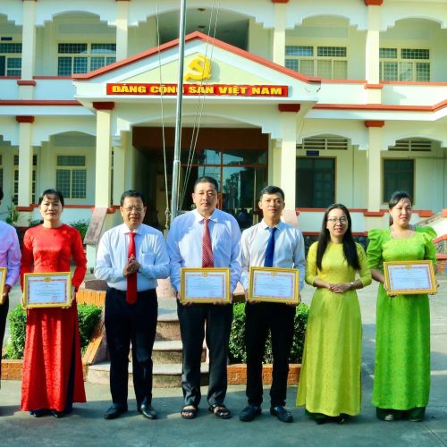 ĐẢNG ỦY XÃ PHÚ HÒA ĐÔNG KHEN THƯỞNG ĐỘT XUẤT CHO TẬP THỂ VÀ 05 CÁ NHÂN CÓ ĐÓNG GÓP TÍCH CỰC TRONG CHIẾN DỊCH 15 NGÀY ĐÊM LÀM SẠCH CHUẨN HÓA DỮ LIỆU TỔ CHỨC ĐẢNG ĐẢNG VIÊN