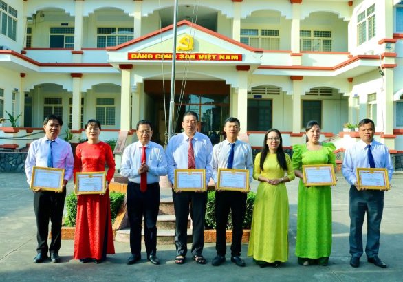 ĐẢNG ỦY XÃ PHÚ HÒA ĐÔNG KHEN THƯỞNG ĐỘT XUẤT CHO TẬP THỂ VÀ 05 CÁ NHÂN CÓ ĐÓNG GÓP TÍCH CỰC TRONG CHIẾN DỊCH 15 NGÀY ĐÊM LÀM SẠCH, CHUẨN HÓA DỮ LIỆU TỔ CHỨC ĐẢNG, ĐẢNG VIÊN