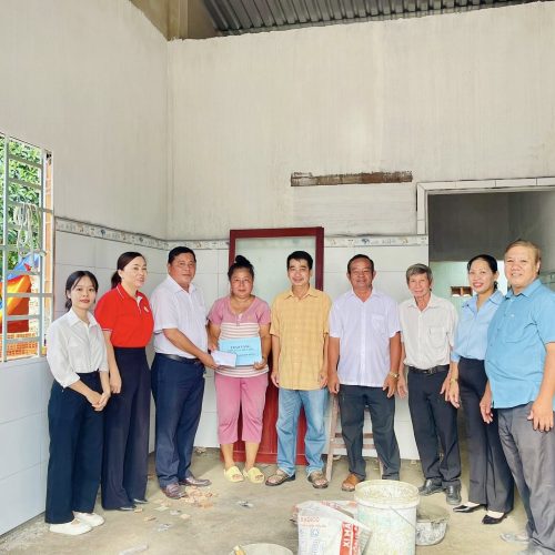 TRAO TẶNG TIỀN HỖ TRỢ SỬA CHỮA NHÀ CHO HỘ GIA ĐÌNH CÓ HOÀN CẢNH KHÓ KHĂN