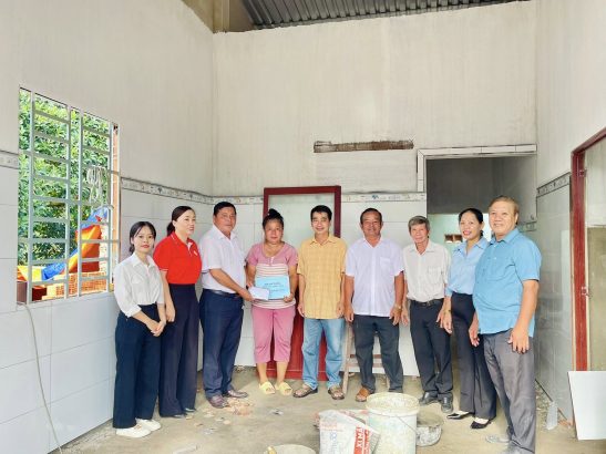 TRAO TẶNG TIỀN HỖ TRỢ SỬA CHỮA NHÀ CHO HỘ GIA ĐÌNH CÓ HOÀN CẢNH KHÓ KHĂN