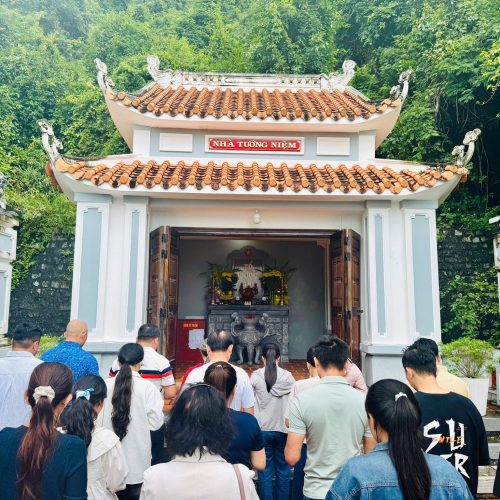 DÂNG HƯƠNG TƯỞNG NIỆM TẠI ĐÀI TƯỞNG NIỆM TÀU KHÔNG SỐ VŨNG RÔ TỈNH ĐẮK LẮK