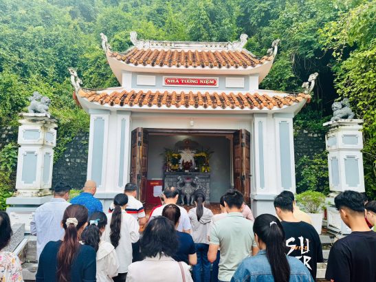 DÂNG HƯƠNG TƯỞNG NIỆM TẠI ĐÀI TƯỞNG NIỆM TÀU KHÔNG SỐ VŨNG RÔ, TỈNH ĐẮK LẮK