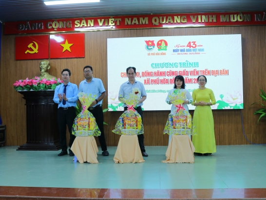 Đoàn xã Phú Hòa Đông chăm lo, đồng hành cùng giáo viên trên địa bàn xã