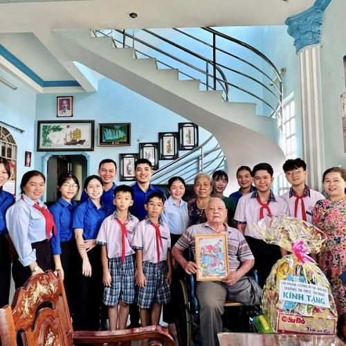 Đoàn xã Phú Hòa Đông tri ân gia đình chính sách nhân ngày 2212