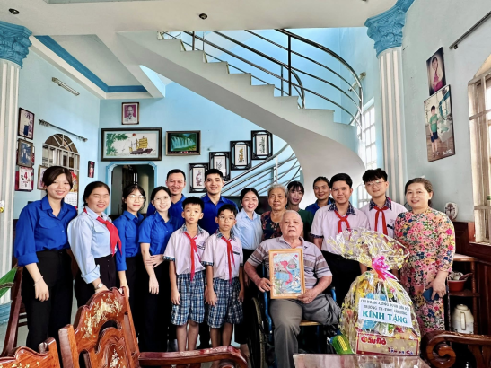 Đoàn xã Phú Hòa Đông tri ân gia đình chính sách nhân ngày 2212