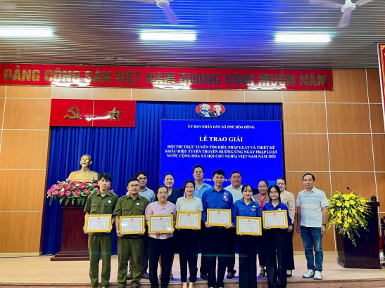 XÃ PHÚ HÒA ĐÔNG TỔ CHỨC LỄ TRAO GIẢI HỘI THI TRỰC TUYẾN TÌM HIỂU PHÁP LUẬT VÀ THIẾT KẾ KHẨU HIỆU TUYÊN TRUYỀN NĂM 2025