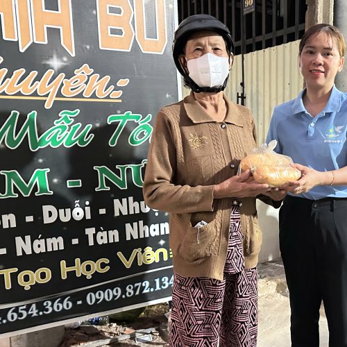 TIẾP TỤC THỰC HIỆN CHƯƠNG TRÌNH TRAO YÊU THƯƠNG HỖ TRỢ PHỤ NỮ NGƯỜI LAO ĐỘNG KHÓ KHĂN