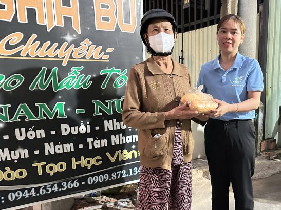 TIẾP TỤC THỰC HIỆN CHƯƠNG TRÌNH “TRAO YÊU THƯƠNG” HỖ TRỢ PHỤ NỮ, NGƯỜI LAO ĐỘNG KHÓ KHĂN