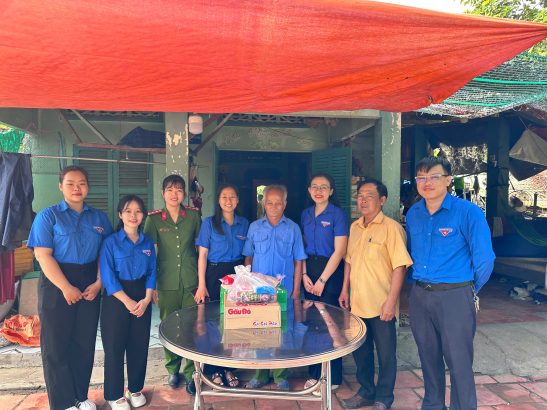 Đoàn xã Phú Hòa Đông thực hiện Công trình thanh niên “Trao quà an sinh” tháng 12/2025
