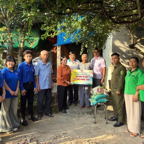 BAN CÔNG TÁC MẶT TRẬN ẤP CÂY TRÂM TRAO TÚI GẠO NGHĨA TÌNH HỖ TRỢ HỘ KHÓ KHĂN