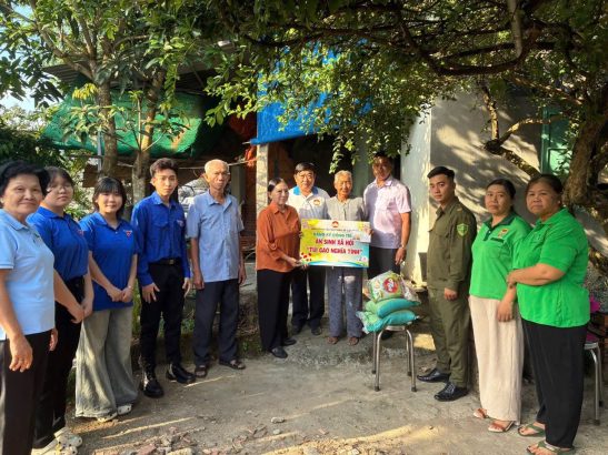 BAN CÔNG TÁC MẶT TRẬN ẤP CÂY TRÂM TRAO TÚI GẠO NGHĨA TÌNH HỖ TRỢ HỘ KHÓ KHĂN