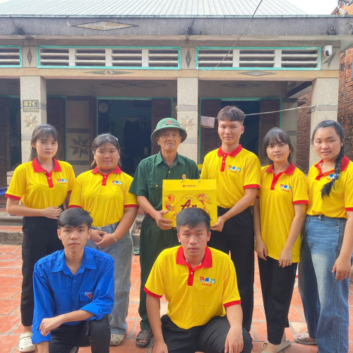 Tuổi trẻ Phú Hòa Đông lan tỏa nghĩa tình tri ân trong Ngày cao điểm Xuân tự hào