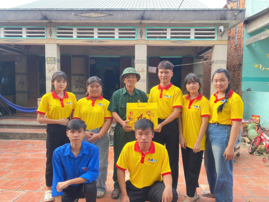 Tuổi trẻ Phú Hòa Đông lan tỏa nghĩa tình tri ân trong Ngày cao điểm “Xuân tự hào”