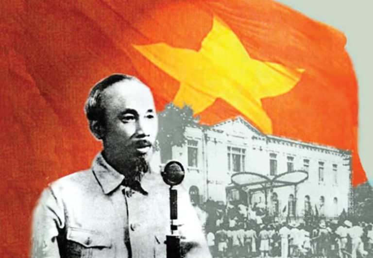 Hồ Chí Minh, Chủ tịch lâm thời nước Việt Nam dân chủ cộng hòa, đọc bản “Tuyên ngôn độc lập” ngày 2/9/1945 tại Quảng trường Ba Đình