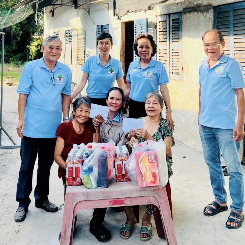HỘI NGƯỜI CAO TUỔI XÃ PHÚ HÒA ĐÔNG TRAO QUÀ TẾT CHO NGƯỜI CAO TUỔI CÓ HOÀN CẢNH KHÓ KHĂN