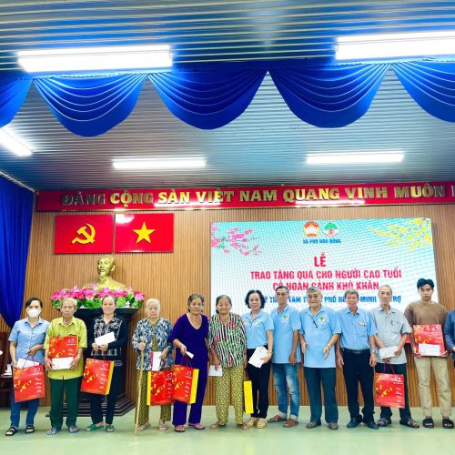 HỘI NGƯỜI CAO TUỔI XÃ PHÚ HÒA ĐÔNG TRAO QUÀ TẾT CHO NGƯỜI CAO TUỔI CÓ HOÀN CẢNH KHÓ KHĂN