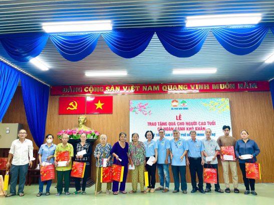 HỘI NGƯỜI CAO TUỔI XÃ PHÚ HÒA ĐÔNG TRAO QUÀ TẾT CHO NGƯỜI CAO TUỔI CÓ HOÀN CẢNH KHÓ KHĂN