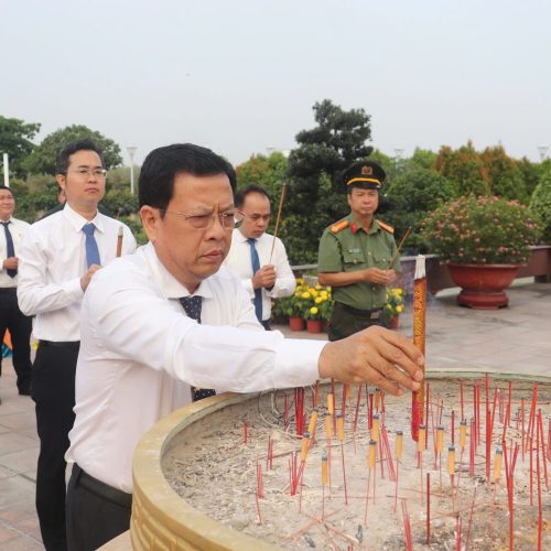 Viếng Nghĩa trang Chính sách Thành phố và các Đền Tưởng niệm các anh hùng liệt sĩ nhân dịp Xuân Bính Ngọ 2026