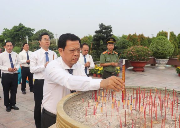 Viếng Nghĩa trang Chính sách Thành phố và các Đền Tưởng niệm các anh hùng liệt sĩ nhân dịp Xuân Bính Ngọ 2026