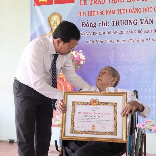 ĐẢNG ỦY XÃ PHÚ HÒA ĐÔNG TỔ CHỨC LỄ TRAO TẶNG HUY HIỆU ĐẢNG TẠI NHÀ CHO CÁC ĐẢNG VIÊN CAO TUỔI ĐỢT 03022026