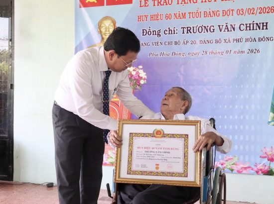 ĐẢNG ỦY XÃ PHÚ HÒA ĐÔNG TỔ CHỨC LỄ TRAO TẶNG HUY HIỆU ĐẢNG TẠI NHÀ CHO CÁC ĐẢNG VIÊN CAO TUỔI, ĐỢT 03/02/2026