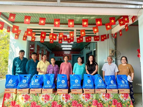 CÁC ẤP BẾN CỎ PHÚ AN PHÚ THUẬN 2 TỔ CHỨC CÁC HOẠT ĐỘNG CHĂM LO TẾT NGUYÊN ĐÁN BÍNH NGỌ NĂM 2026 CHO HỘ KHÓ KHĂN TRÊN ĐỊA BÀN