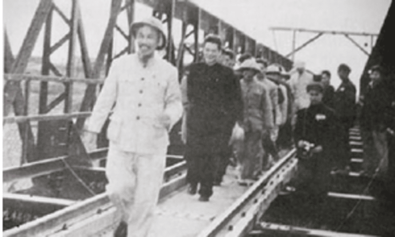 Hồ Chủ tịch chúc mừng năm mới 1955