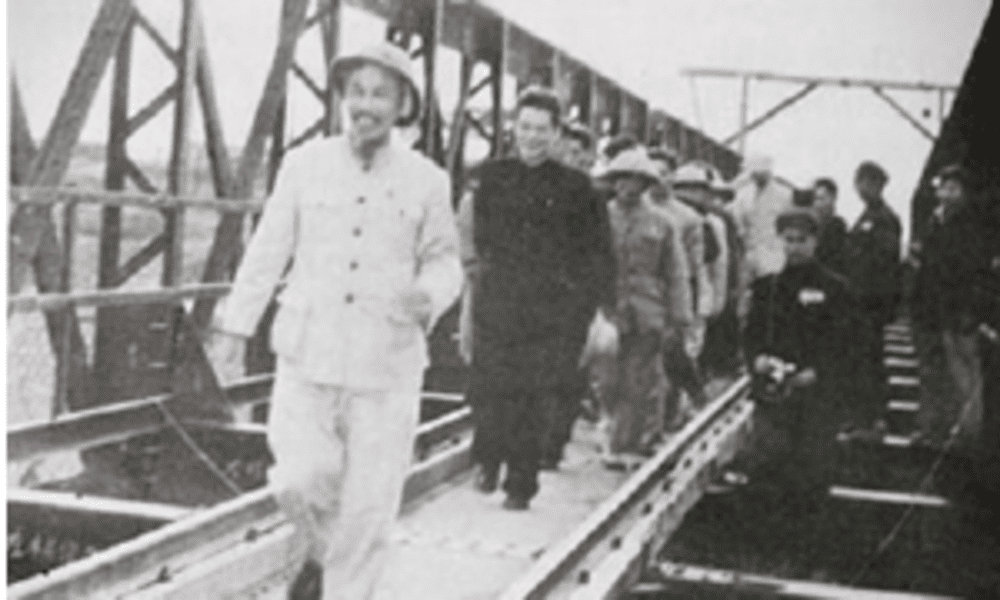 Hồ Chủ tịch chúc mừng năm mới 1955