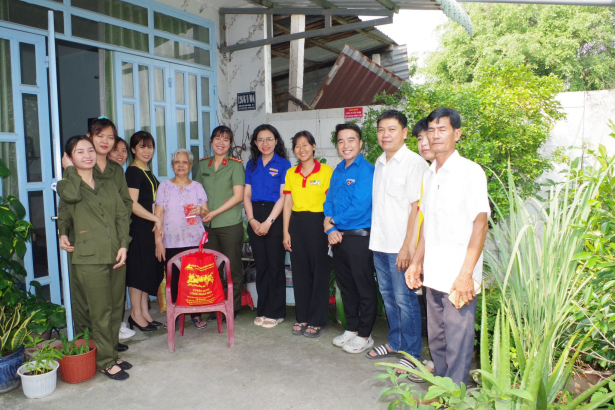 Đoàn xã Phú Hòa Đông thực hiện công trình thanh niên “Trao quà an sinh” tháng 02/2026