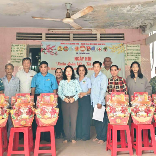 ỦY BAN MẶT TRẬN TỔ QUỐC VIỆT NAM XÃ PHÚ HÒA ĐÔNG THĂM CHÚC TẾT VÀ TẶNG QUÀ CHO ĐỒNG BÀO DÂN TỘC KHMER VÀ CÔNG NHÂN TRÊN ĐỊA BÀN XÃ PHÚ HÒA ĐÔNG