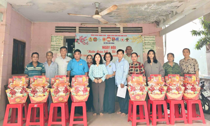 ỦY BAN MẶT TRẬN TỔ QUỐC VIỆT NAM XÃ PHÚ HÒA ĐÔNG THĂM CHÚC TẾT VÀ TẶNG QUÀ CHO ĐỒNG BÀO DÂN TỘC KHMER VÀ CÔNG NHÂN TRÊN ĐỊA BÀN XÃ PHÚ HÒA ĐÔNG