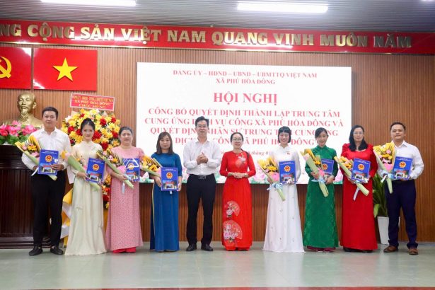 HỘI NGHỊ CÔNG BỐ QUYẾT ĐỊNH THÀNH LẬP TRUNG TÂM CUNG ỨNG DỊCH VỤ CÔNG XÃ PHÚ HÒA ĐÔNG VÀ QUYẾT ĐỊNH NHÂN SỰ TRUNG TÂM CUNG ỨNG DỊCH VỤ CÔNG XÃ