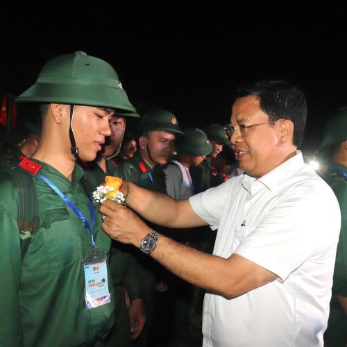 Khuya 043 xã Phú Hòa Đông tổ chức lễ lãnh đạo tiễn công dân nhập ngũ lên xe di chuyển về vị trí làm lễ giao nhận quân của thành phố để về các đơn vị học tập và huấn luyện