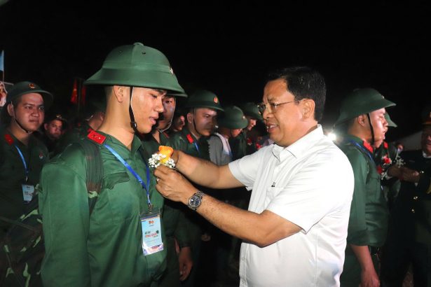 Khuya 04/3, xã Phú Hòa Đông tổ chức lễ lãnh đạo tiễn công dân nhập ngũ lên xe di chuyển về vị trí làm lễ giao, nhận quân của thành phố để về các đơn vị học tập và huấn luyện.
